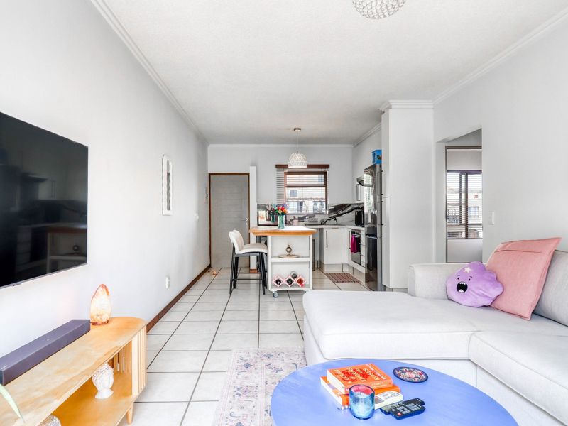 Charming 2 Bedroom Apartment! - Photo 2