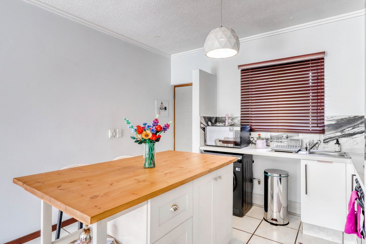 Charming 2 Bedroom Apartment! - Photo 4