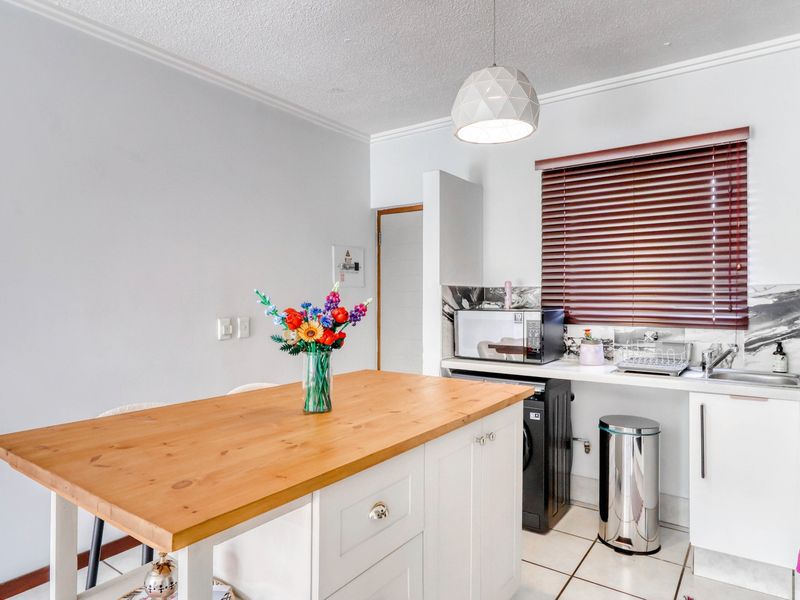 Charming 2 Bedroom Apartment! - Photo 4