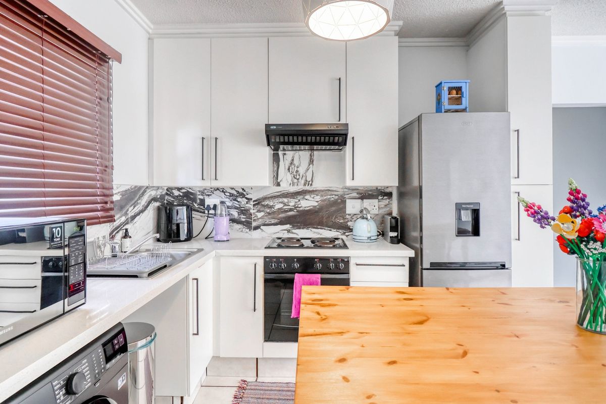 Charming 2 Bedroom Apartment! - Photo 3