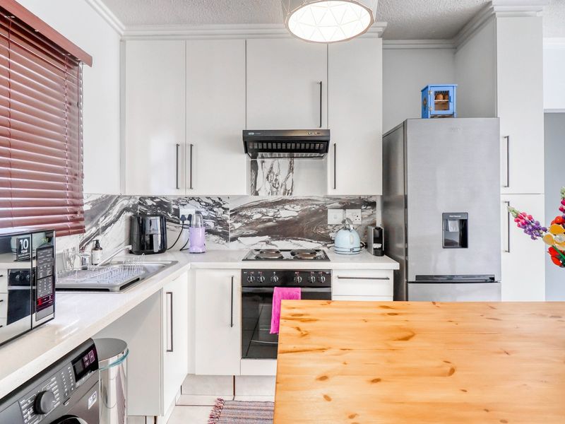 Charming 2 Bedroom Apartment! - Photo 3