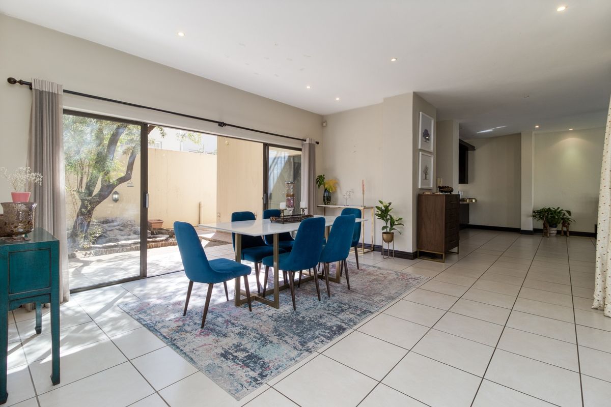 This contemporary residence boasts an exceptional location - Photo 3
