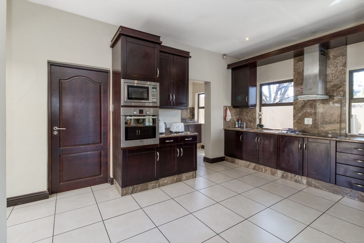 This contemporary residence boasts an exceptional location - Photo 5