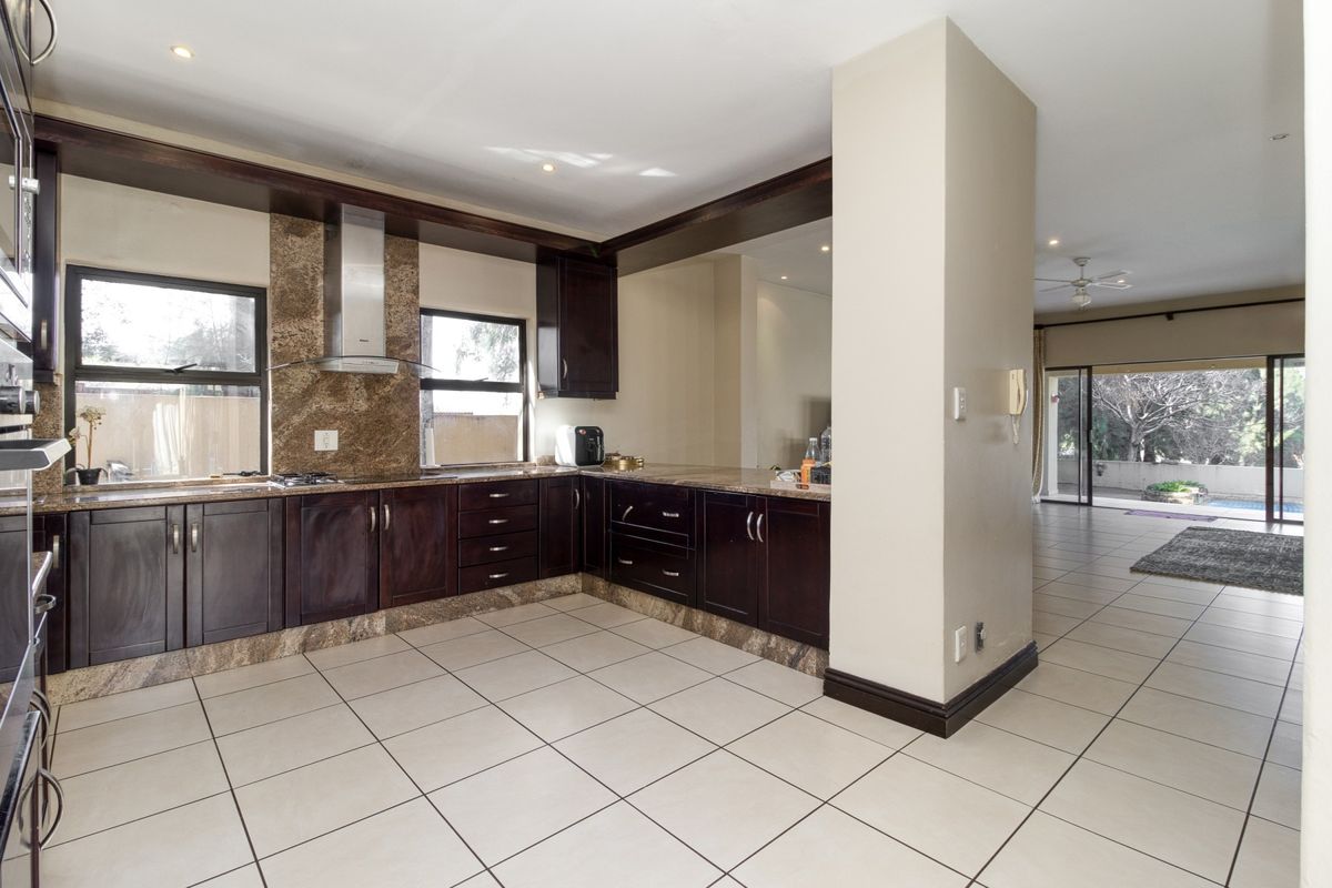 This contemporary residence boasts an exceptional location - Photo 4