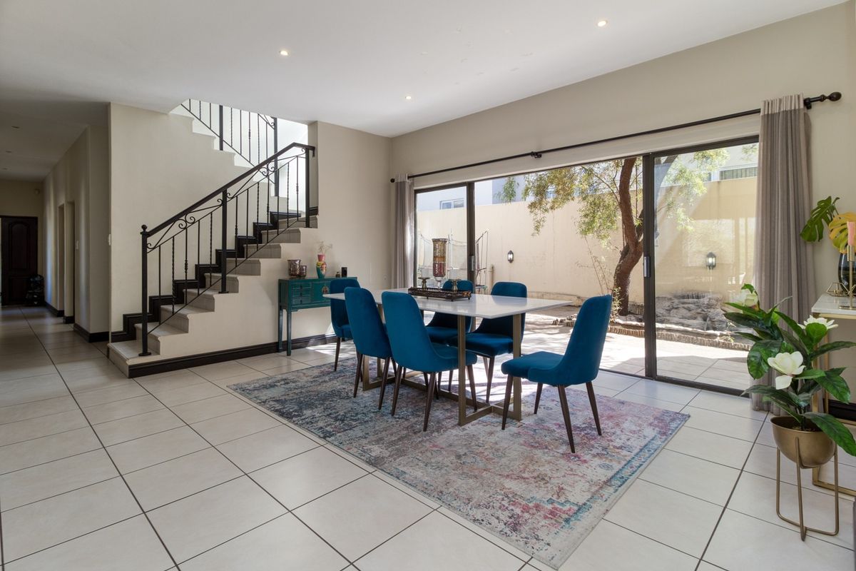 This contemporary residence boasts an exceptional location - Photo 2