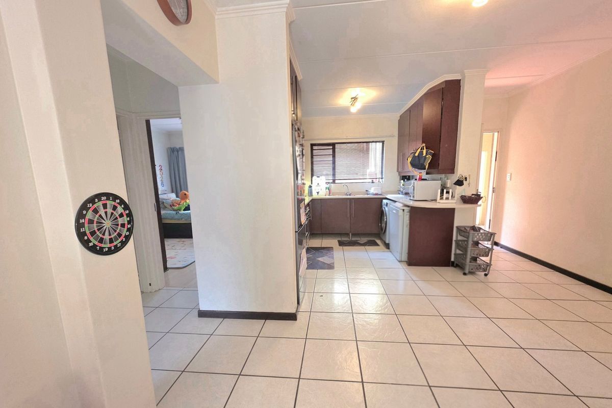 Charming & Spacious 2-Bedroom Ground-Floor Home with Private Garden in Sunninghill - Photo 4