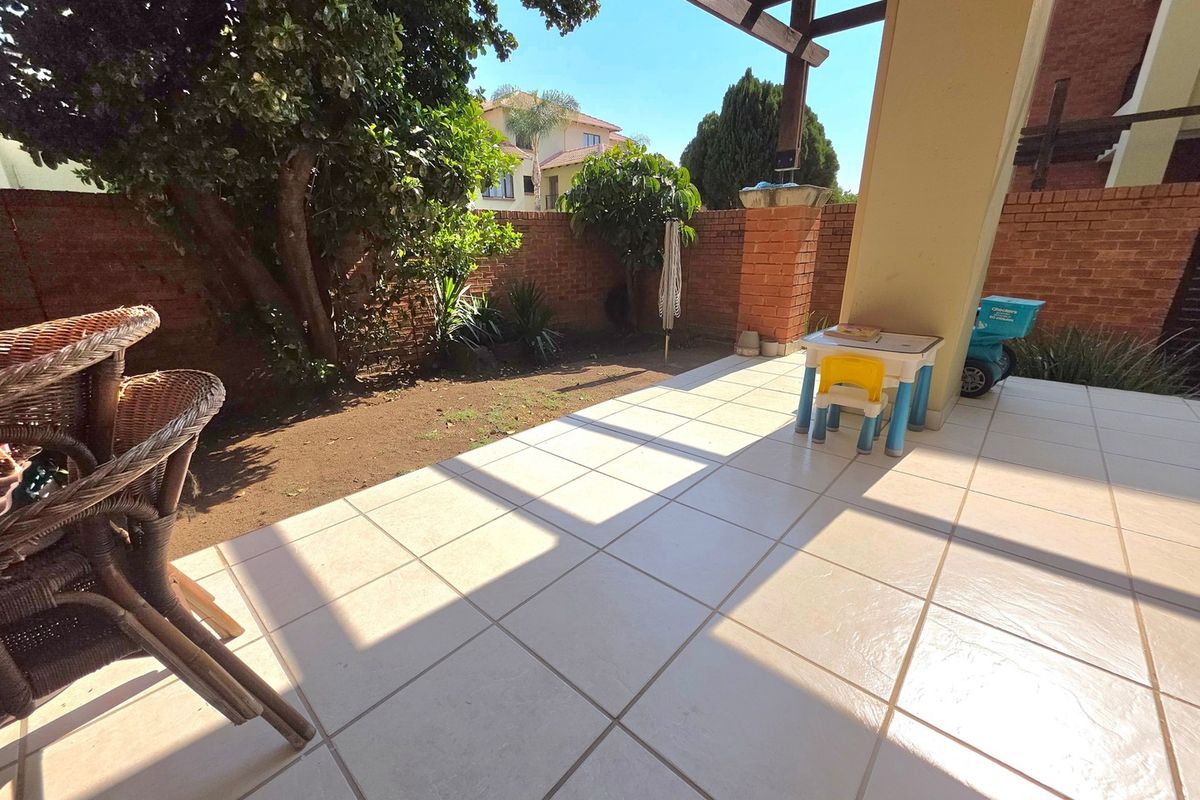 Charming & Spacious 2-Bedroom Ground-Floor Home with Private Garden in Sunninghill - Photo 2