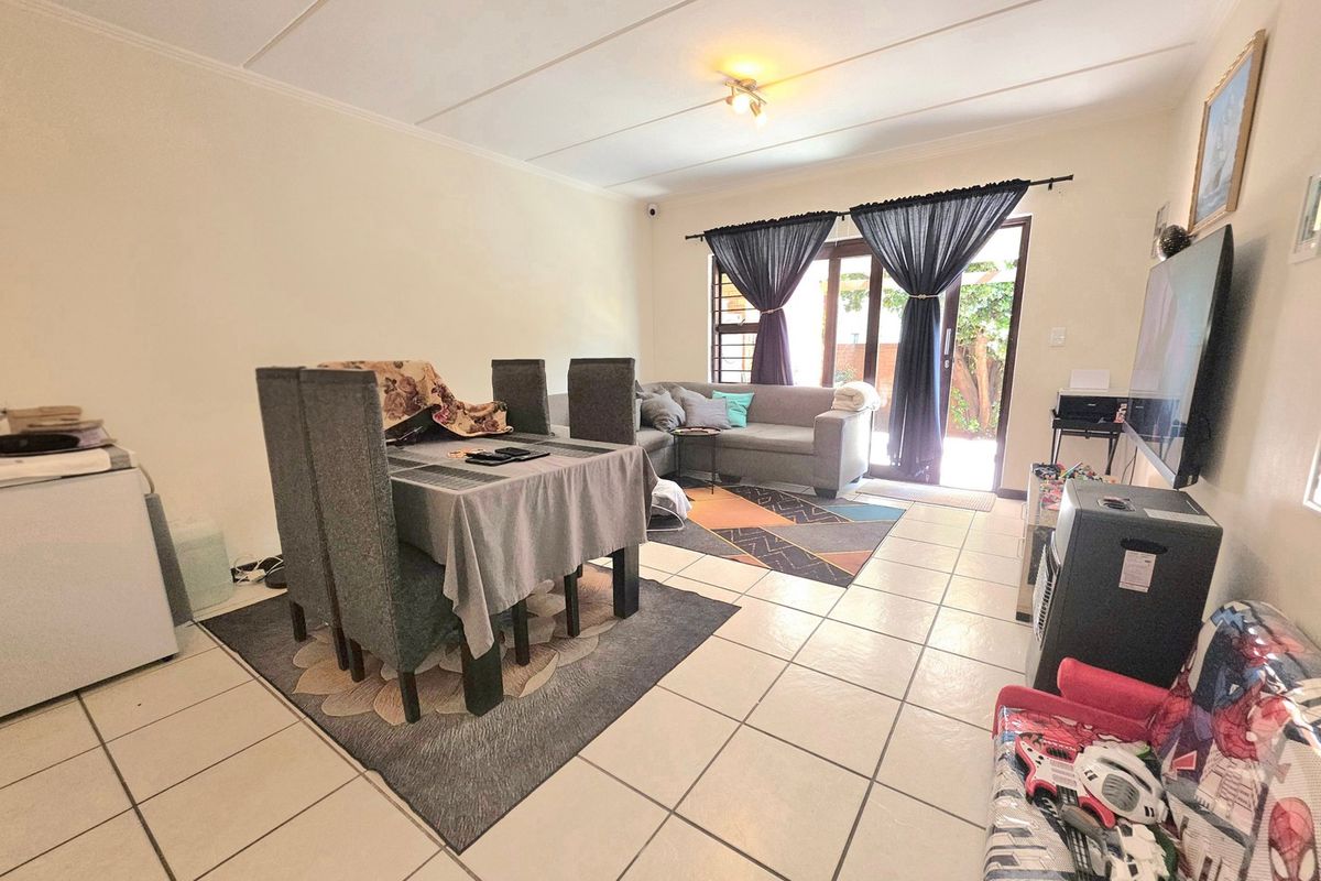 Charming & Spacious 2-Bedroom Ground-Floor Home with Private Garden in Sunninghill - Photo 3