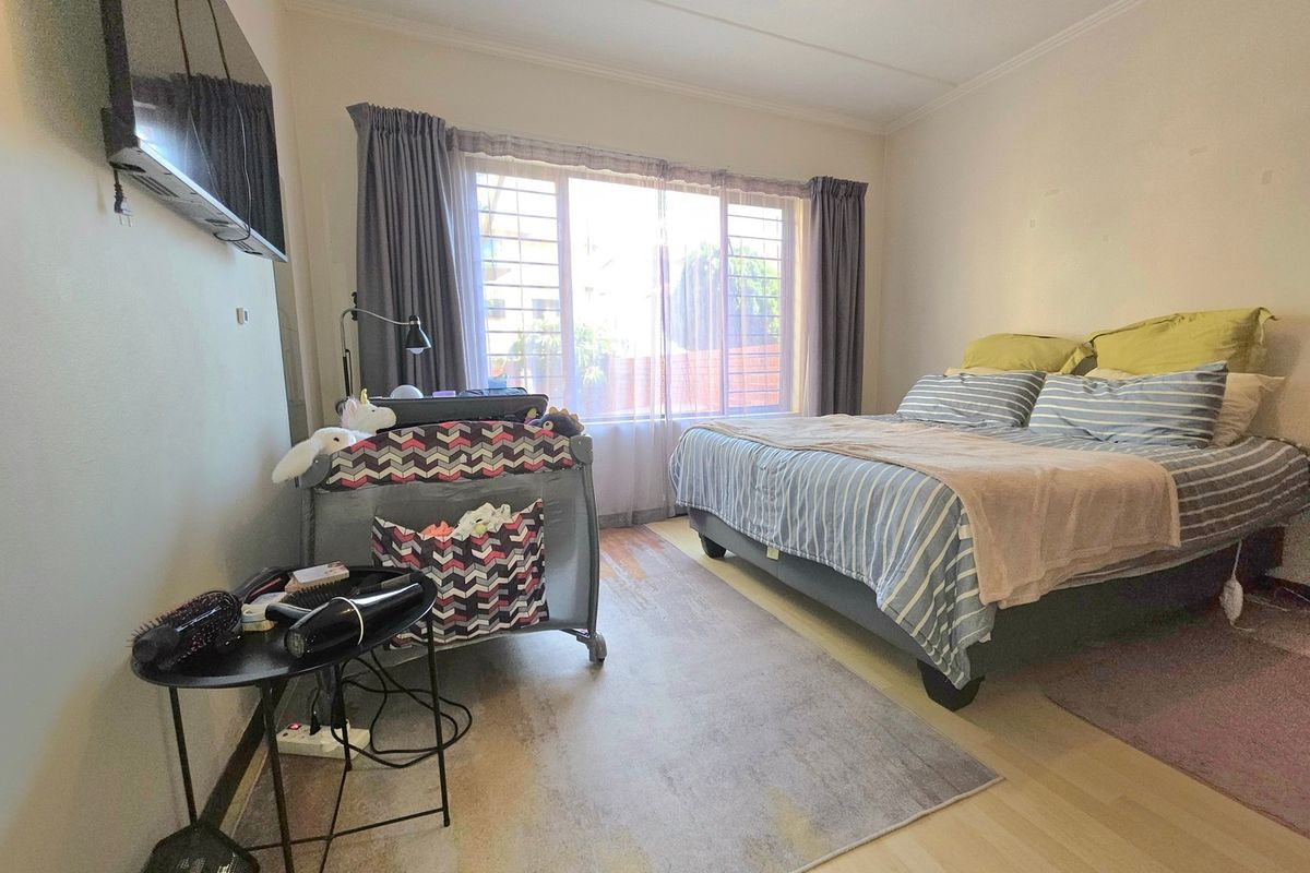 Charming & Spacious 2-Bedroom Ground-Floor Home with Private Garden in Sunninghill - Photo 5