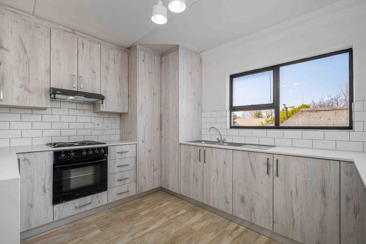 Spacious first floor apartment to rent in Sunninghill : available immediately - Photo 5