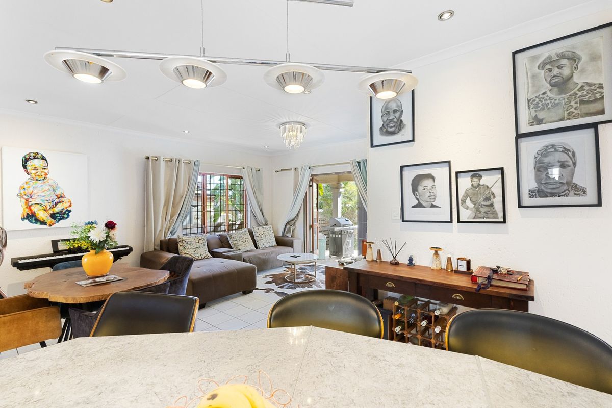 Modern Two-Bedroom Living in a Secure Douglasdale Complex - Photo 2
