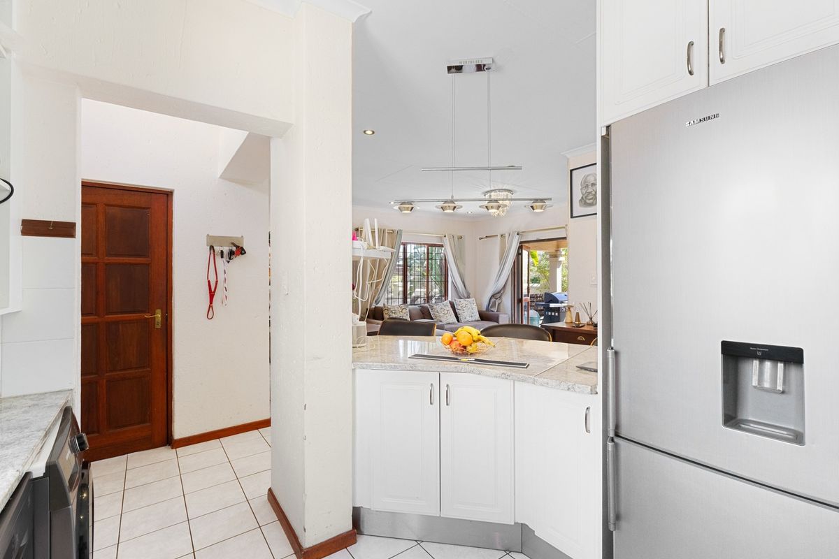 Modern Two-Bedroom Living in a Secure Douglasdale Complex - Photo 4