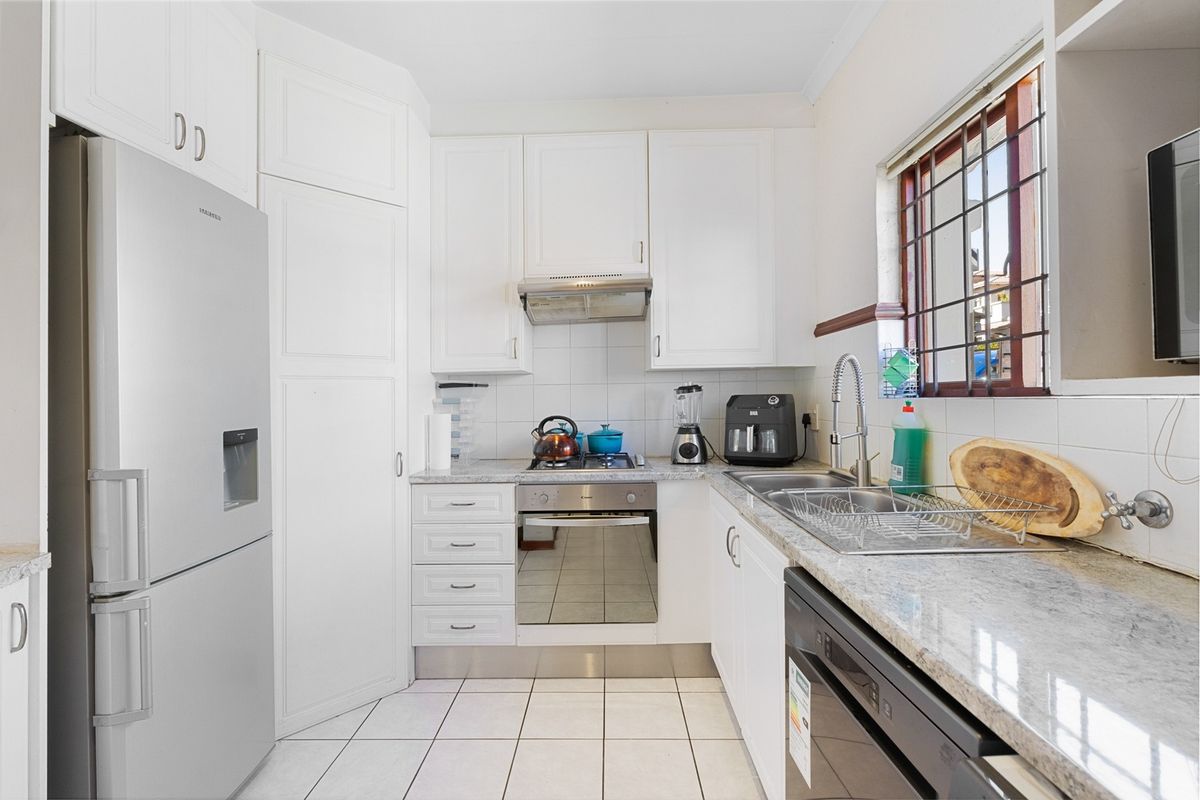 Modern Two-Bedroom Living in a Secure Douglasdale Complex - Photo 5