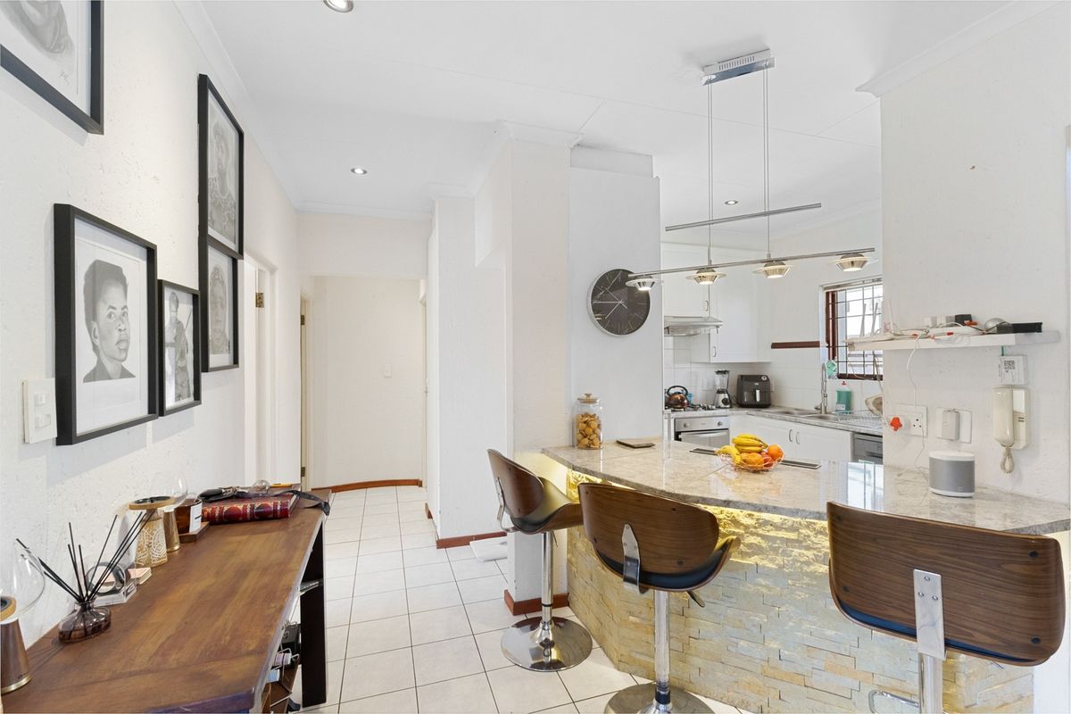 Modern Two-Bedroom Living in a Secure Douglasdale Complex - Photo 3