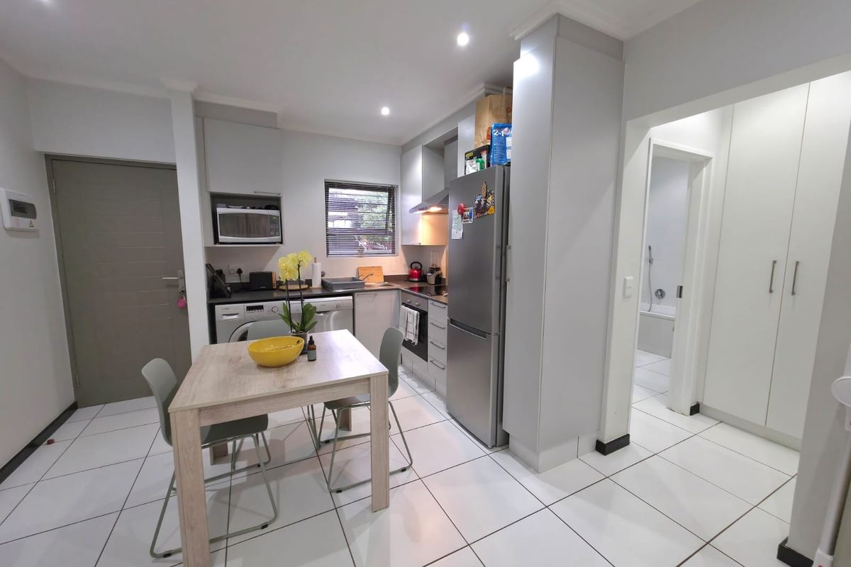 Modern 1 Bedroom Ground Floor in Fourways with kitchen appliances - Photo 4