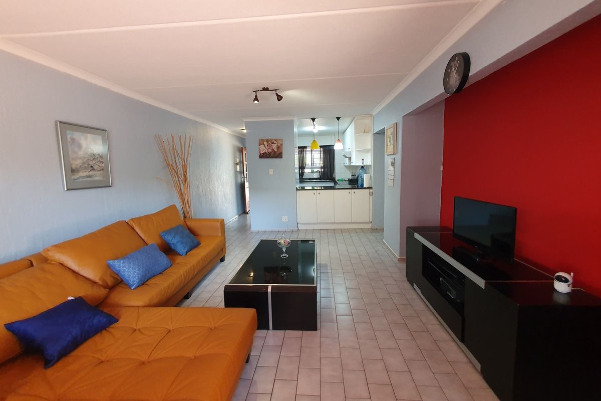 Fully Furnished 2 Bed, 1 Bath Property in Sunninghill - Photo 2