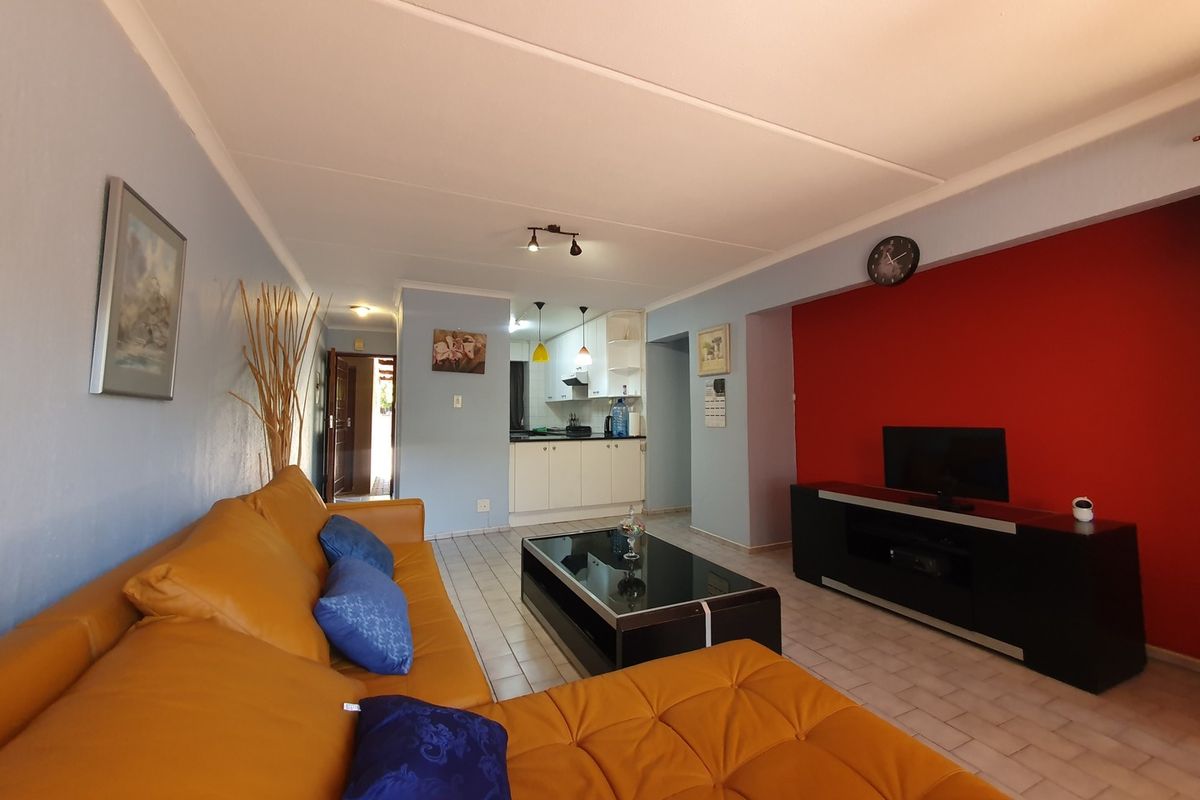 Fully Furnished 2 Bed, 1 Bath Property in Sunninghill - Photo 4