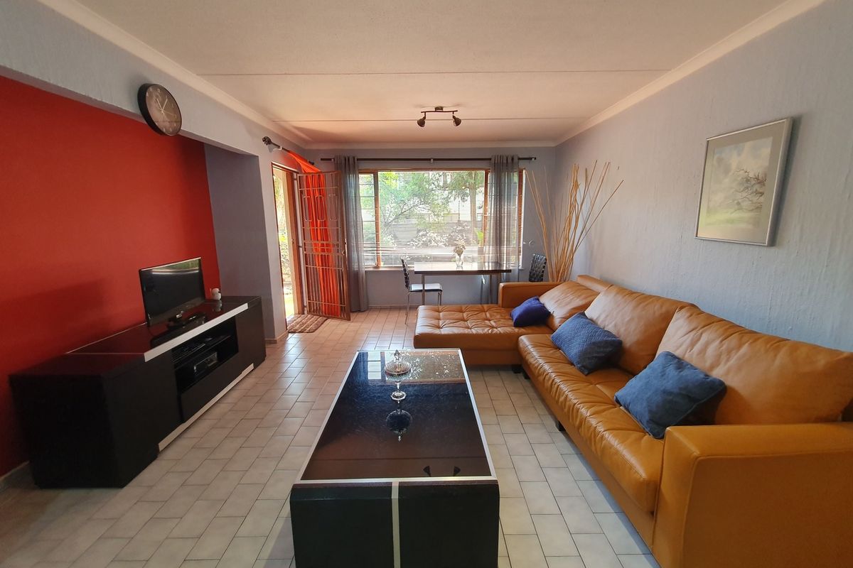 Fully Furnished 2 Bed, 1 Bath Property in Sunninghill - Photo 3