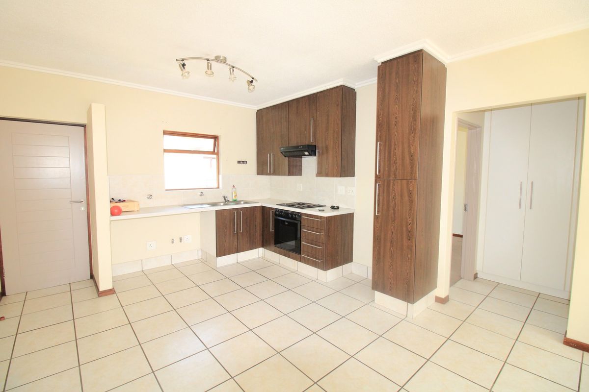 Spacious and Sunny Top Floor 2 Bedroom in Lonehill - Photo 2
