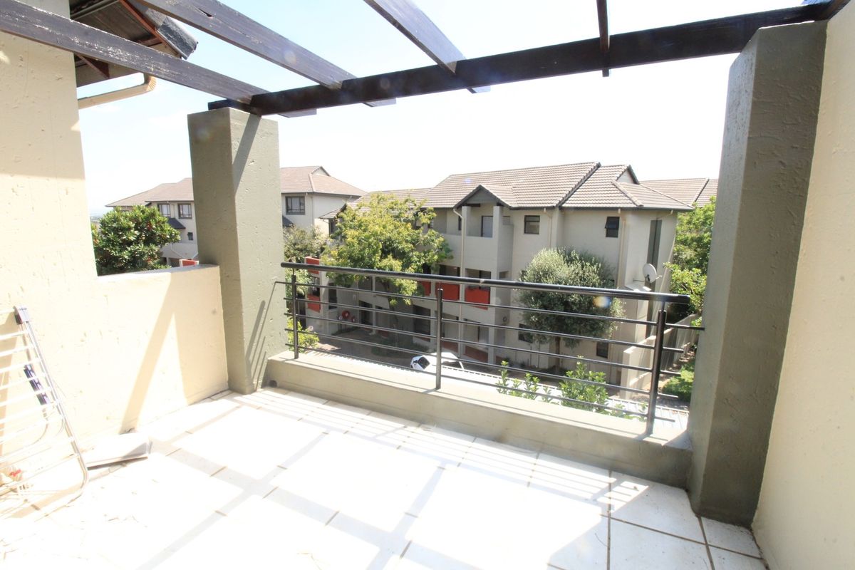 Spacious and Sunny Top Floor 2 Bedroom in Lonehill - Photo 5
