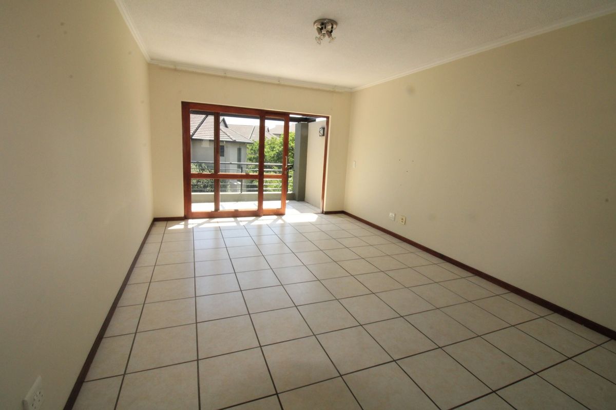 Spacious and Sunny Top Floor 2 Bedroom in Lonehill - Photo 3