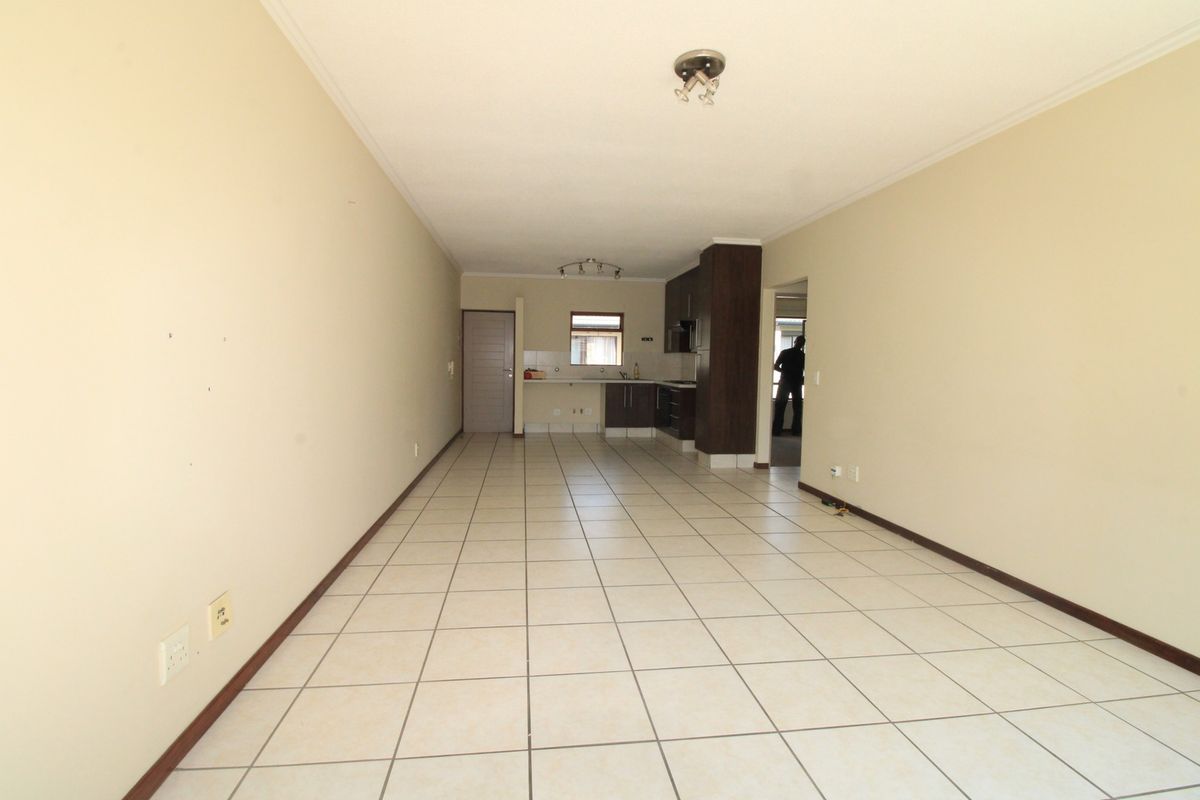 Spacious and Sunny Top Floor 2 Bedroom in Lonehill - Photo 4
