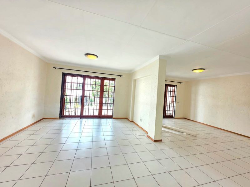 Inviting 3-Bedroom Single-Storey Home with Double Garage - Photo 9