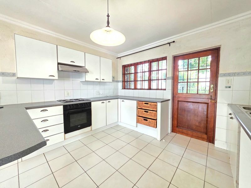 Inviting 3-Bedroom Single-Storey Home with Double Garage - Photo 7
