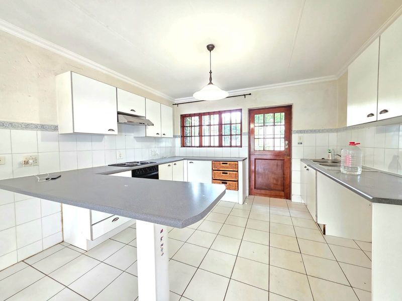 Inviting 3-Bedroom Single-Storey Home with Double Garage - Photo 6