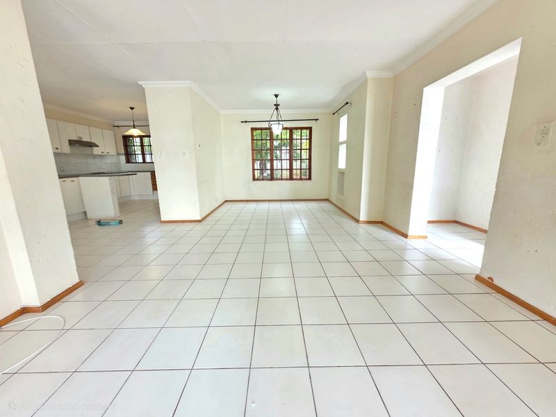 Inviting 3-Bedroom Single-Storey Home with Double Garage - Photo 3