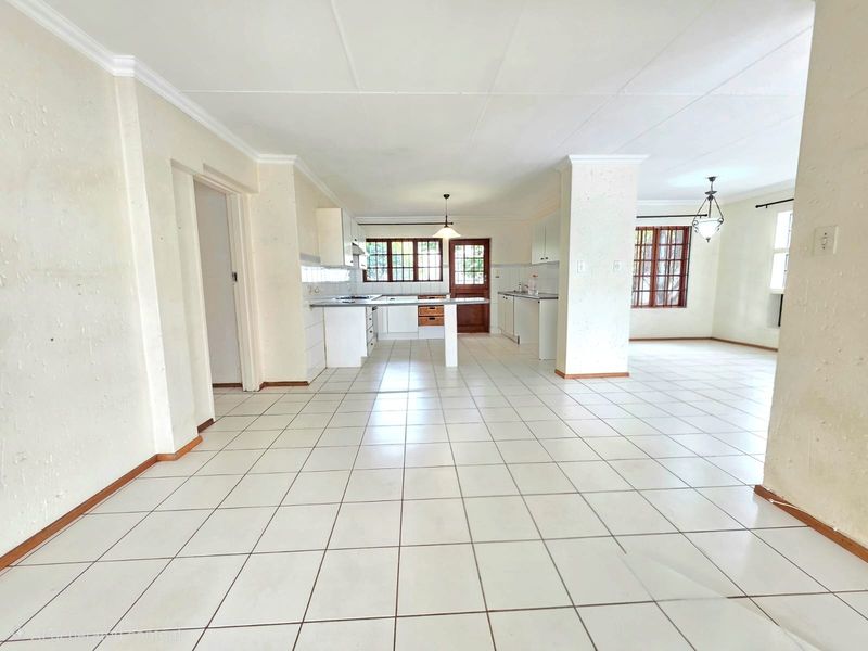 Inviting 3-Bedroom Single-Storey Home with Double Garage - Photo 2