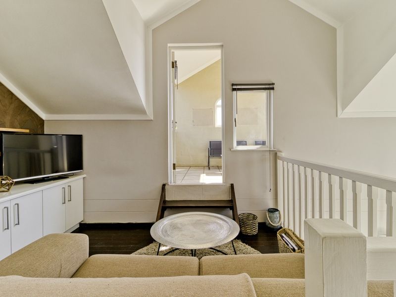 Stylish, Fully Furnished One Bedroom Loft in Lonehill – Your Ideal Retreat! - Photo 8