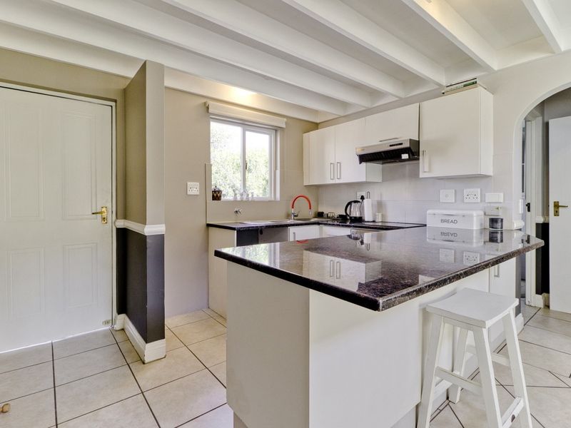 Stylish, Fully Furnished One Bedroom Loft in Lonehill – Your Ideal Retreat! - Photo 7
