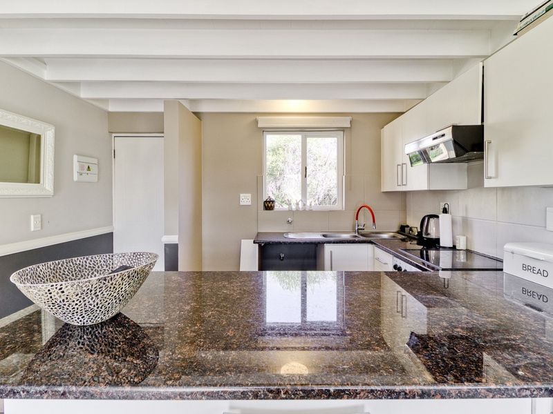 Stylish, Fully Furnished One Bedroom Loft in Lonehill – Your Ideal Retreat! - Photo 6