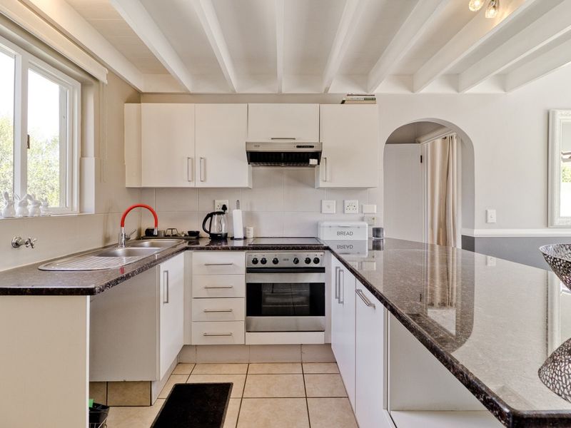 Stylish, Fully Furnished One Bedroom Loft in Lonehill – Your Ideal Retreat! - Photo 5