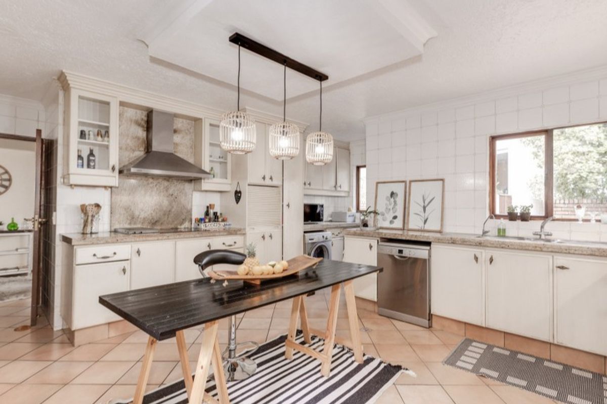 House Pending Sale In Sandton - Photo 3