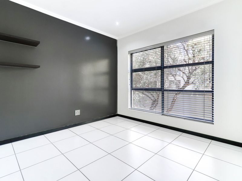 This exceptional top-floor apartment in the heart of Paulshof - Photo 10