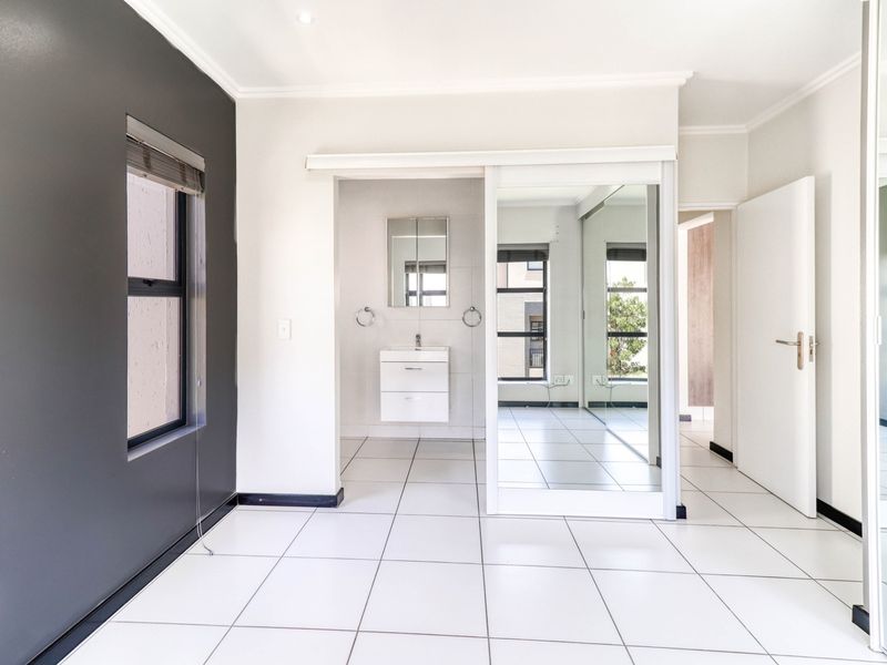 This exceptional top-floor apartment in the heart of Paulshof - Photo 9