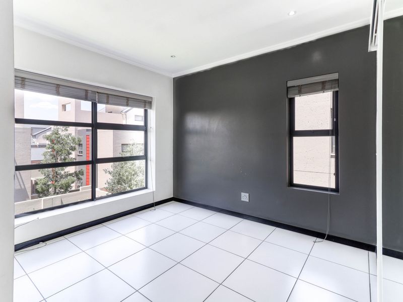 This exceptional top-floor apartment in the heart of Paulshof - Photo 8