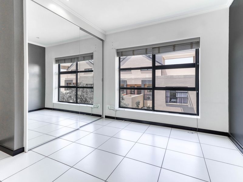 This exceptional top-floor apartment in the heart of Paulshof - Photo 7