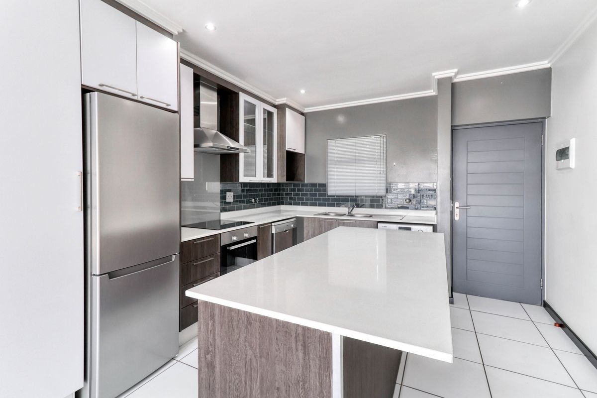 This exceptional top-floor apartment in the heart of Paulshof - Photo 3