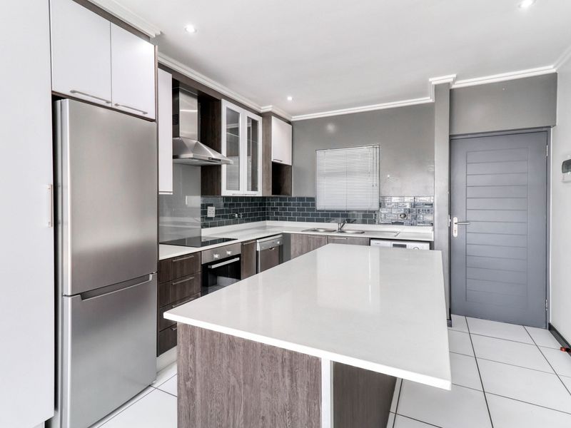 This exceptional top-floor apartment in the heart of Paulshof - Photo 3