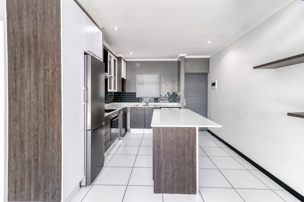 This exceptional top-floor apartment in the heart of Paulshof - Photo 2
