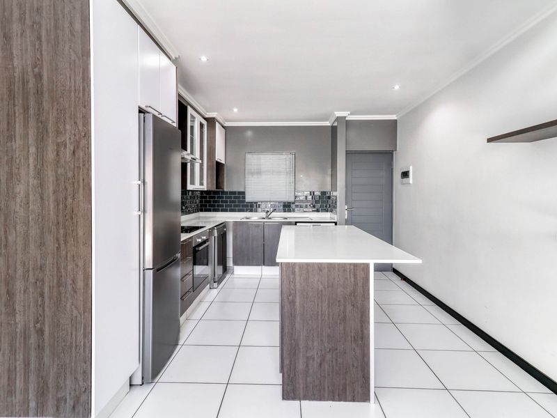 This exceptional top-floor apartment in the heart of Paulshof - Photo 2