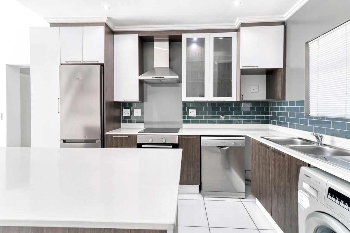 This exceptional top-floor apartment in the heart of Paulshof - Photo 4