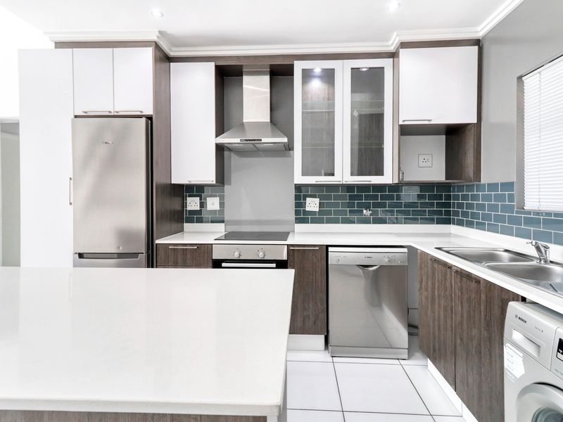 This exceptional top-floor apartment in the heart of Paulshof - Photo 4