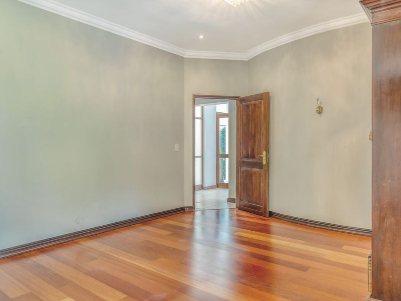 Elegant Family Home in Cedar Lakes Estate - Photo 5