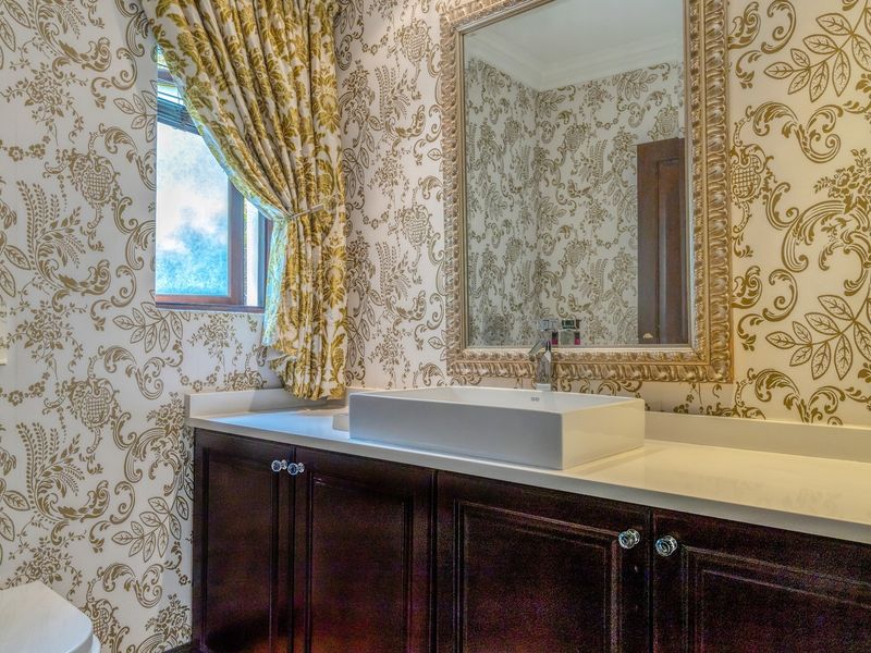 Elegant Family Home in Cedar Lakes Estate - Photo 3