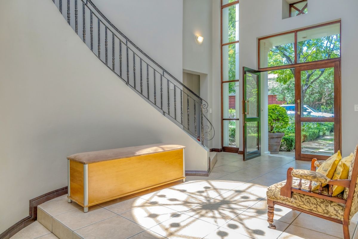 Elegant Family Home in Cedar Lakes Estate - Photo 2