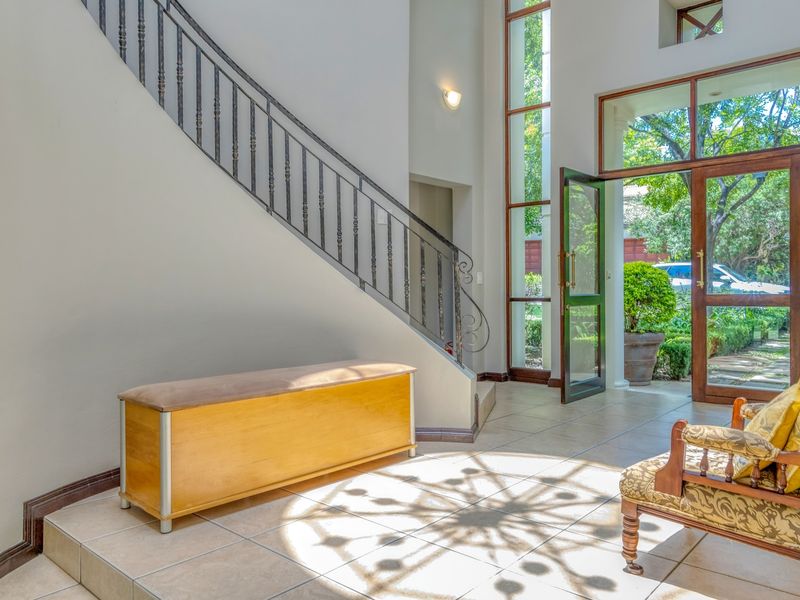 Elegant Family Home in Cedar Lakes Estate - Photo 2